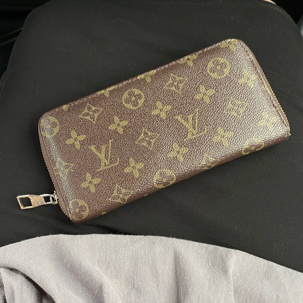 LV d e s i g n e r  i n s p i r e d wallet